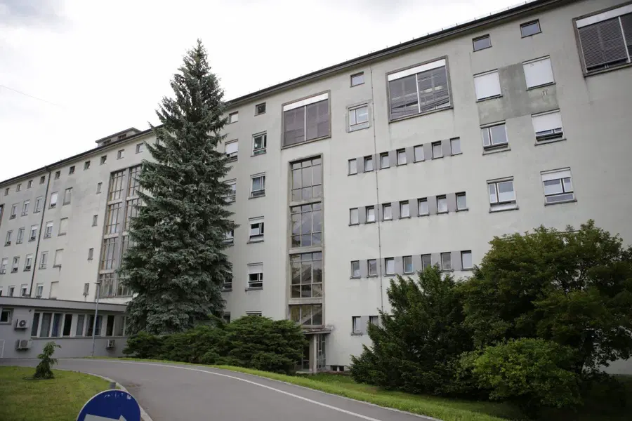 V bolnišnici Slovenj Gradec potrdili pet novih okužb, ena oseba s Covidom-19 je umrla