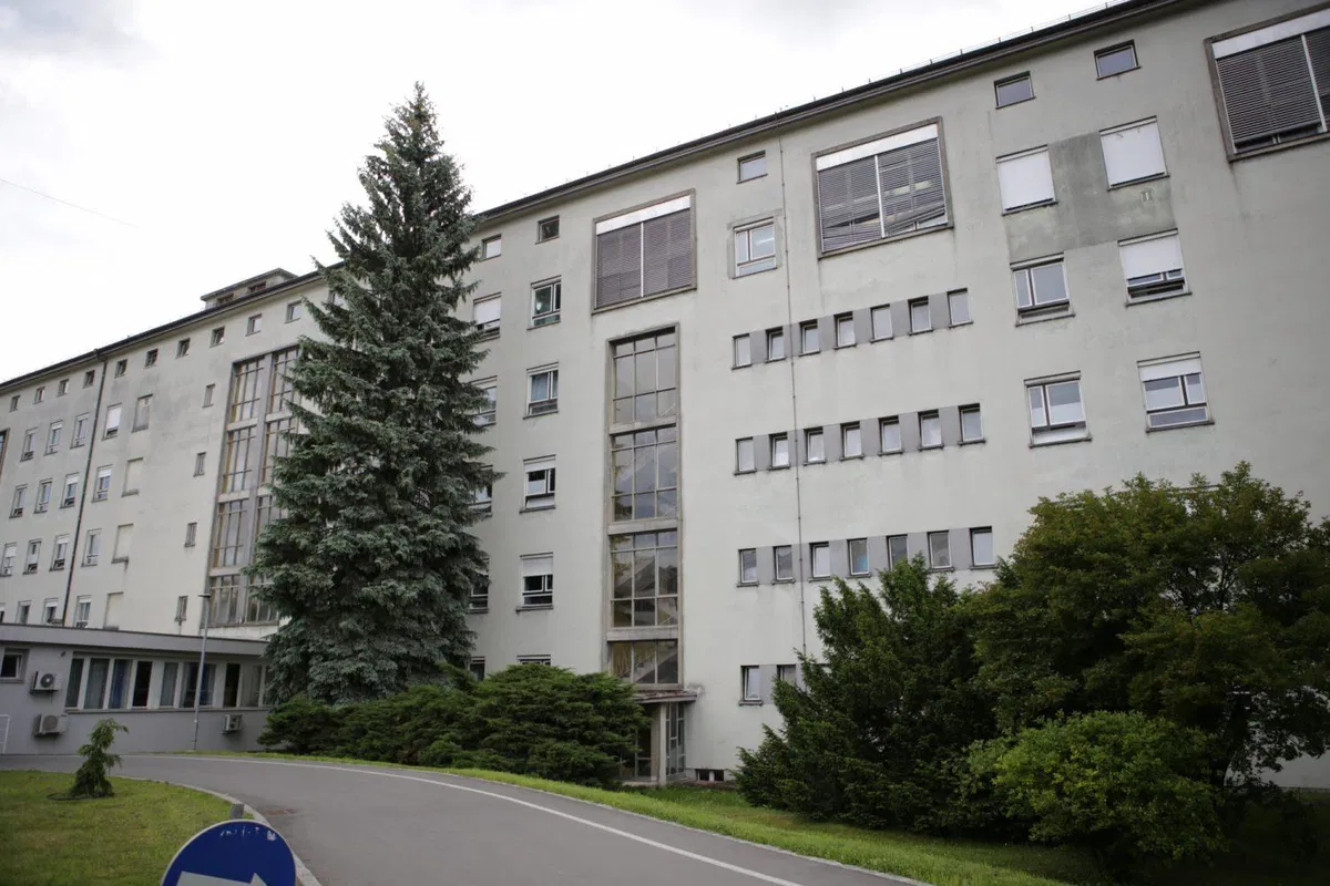 Okrnjeno je delo koroške bolnišnice, problem tudi prekinjene prometnice