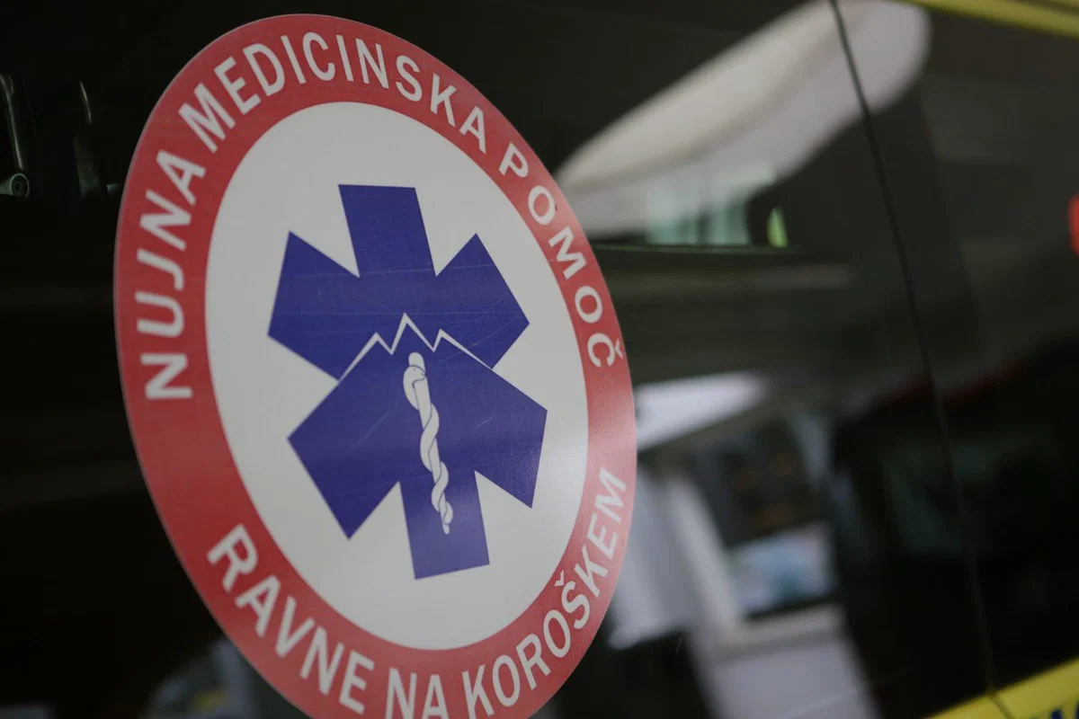 Huda poškodba voznika štirikolesnika na Naravskih ledinah