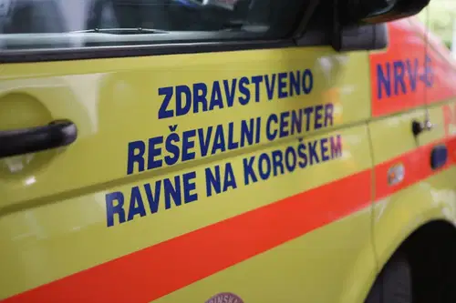 Na območju Mislinje vozilo s ceste na bok. Tri poškodovane osebe prepeljali v bolnico