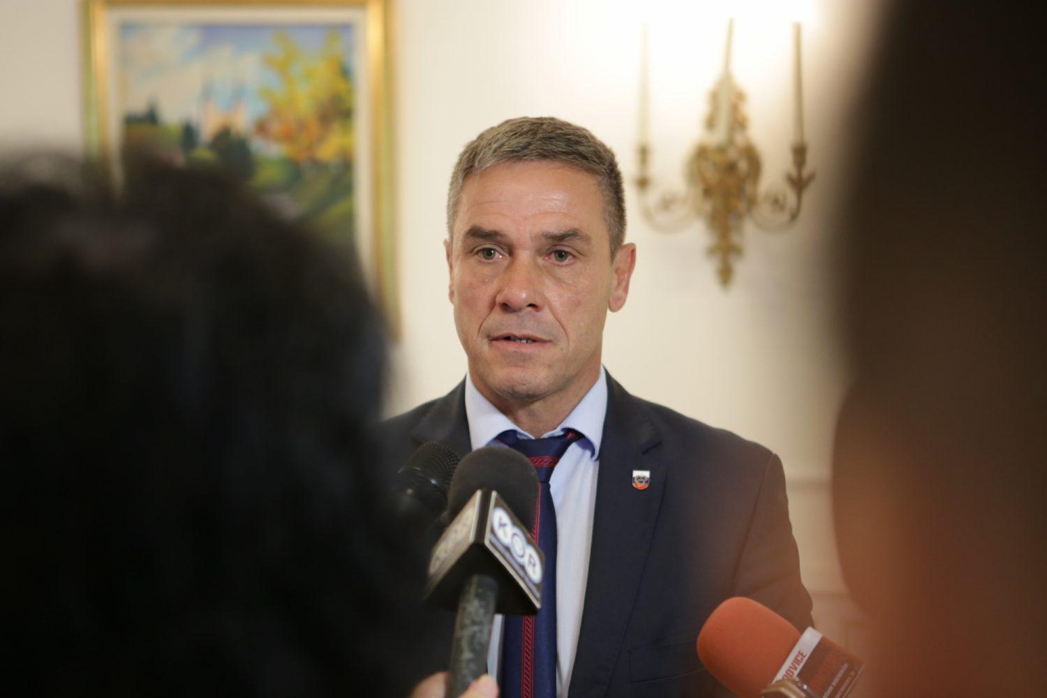 Danes se je na Koroškem mudil minister za razvoj, strateške projekte in kohezijo Zvonko Černač. Z župani koroških občin se je pogovarjal o izvajanju projektov s pomočjo evropskih sredstev in izmenjal poglede na evropsko kohezijsko politiko v novem programskem obdobju 2021–2027.