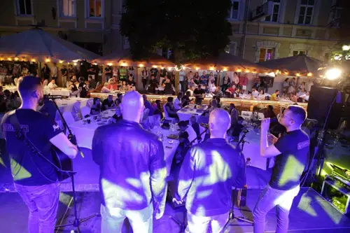 Kvatropirci napolnili mestno jedro in pričarali čaroben večer