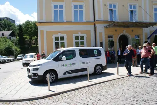 Prevzem vozila za starejše in invalide ter otvoritev zaslona za digitalno obveščanje na Ravnah