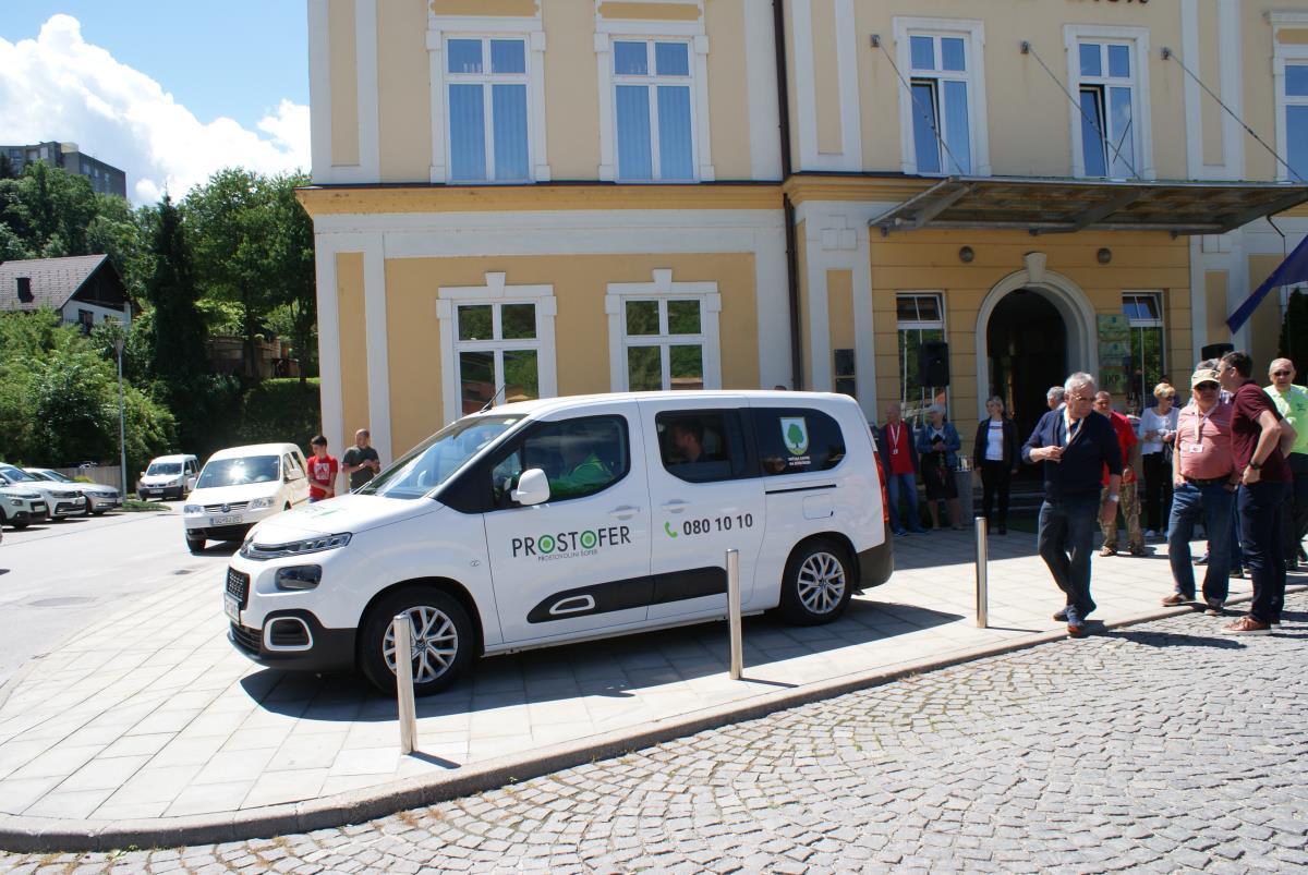 Prevzem vozila za starejše in invalide ter otvoritev zaslona za digitalno obveščanje na Ravnah