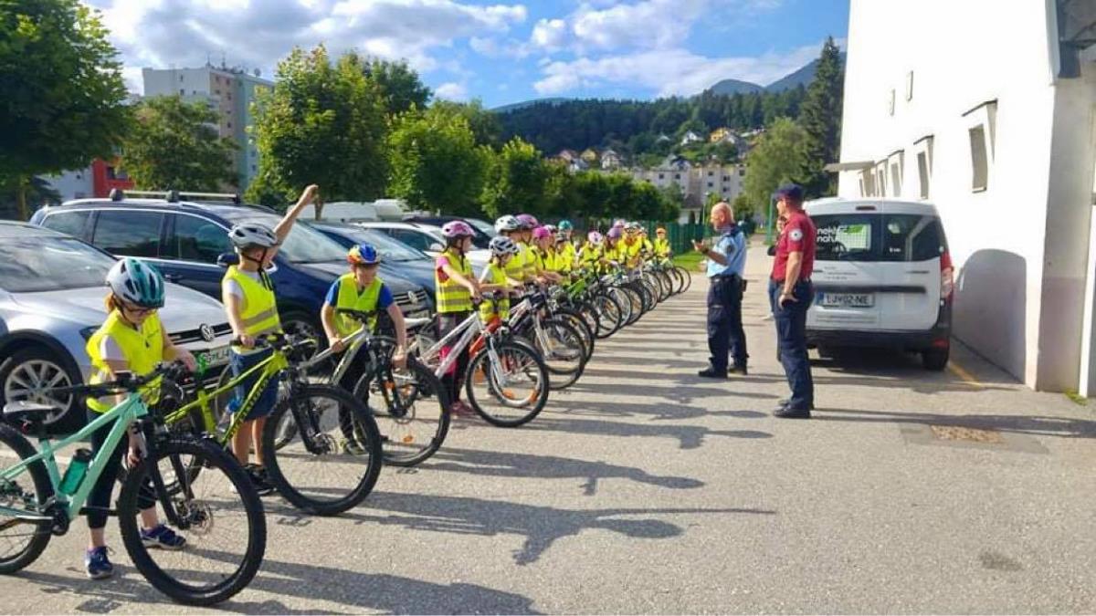 Redarji in policisti v promet pospremili nove kolesarje in kolesarke