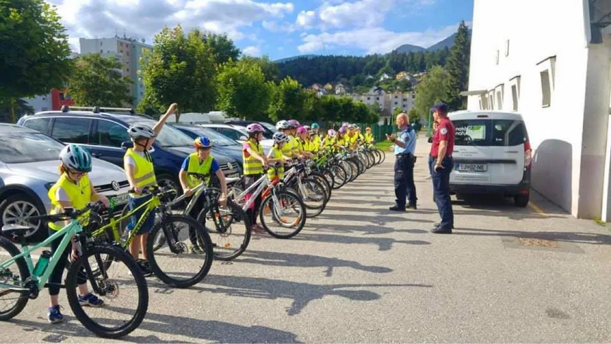 Redarji in policisti v promet pospremili nove kolesarje in kolesarke