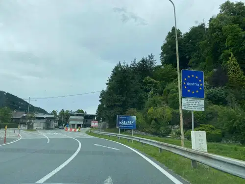 Logar in Schallenberg želita preprečiti ponovno zaprtje meje zaradi covida-19