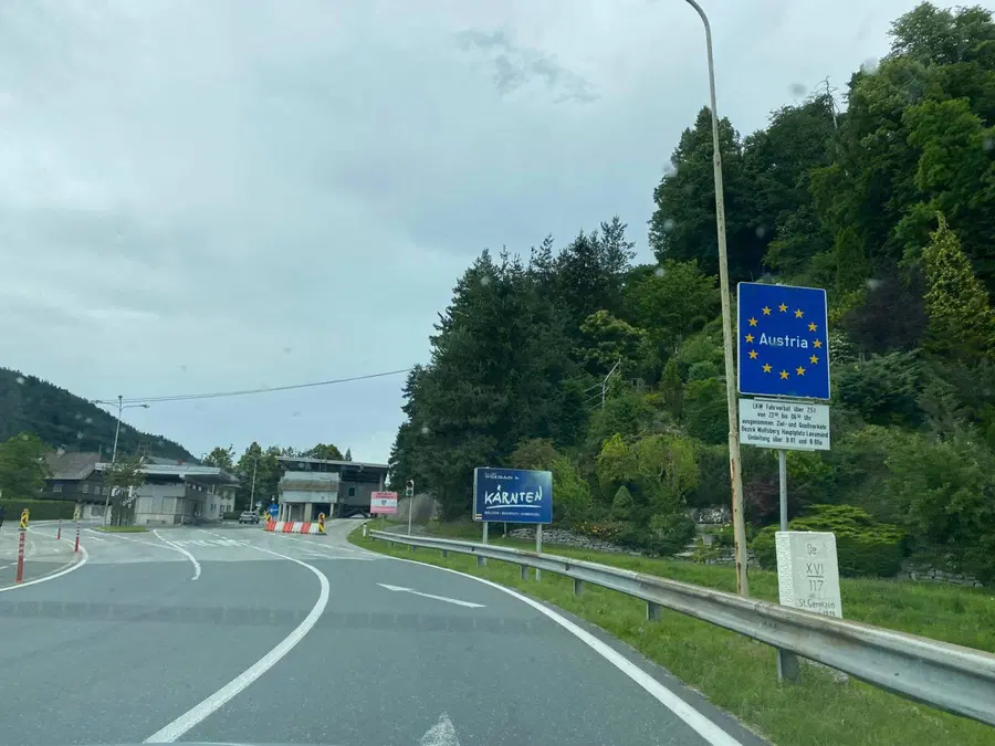 V Avstriji zaostrujejo karantenske ukrepe