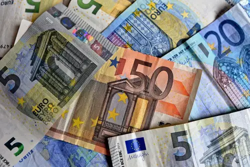 V Šmiklavžu nepridiprava iz hiše ukradla gotovino, na Ravnah iz vozila