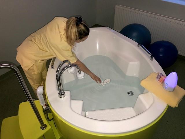 V slovenjgraški porodnišnici do zdaj uspešno izvedli 35 porodov v vodi