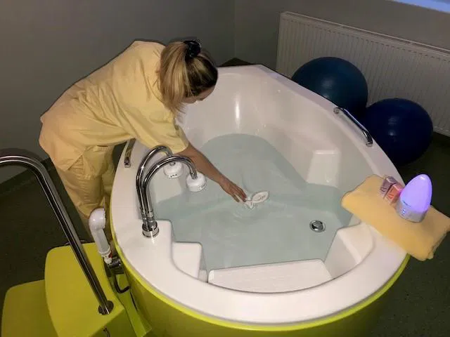 V slovenjgraški porodnišnici do zdaj uspešno izvedli 35 porodov v vodi