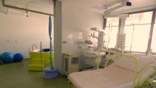 V slovenjgraški porodnišnici porodnica s kirurško masko ves čas poroda