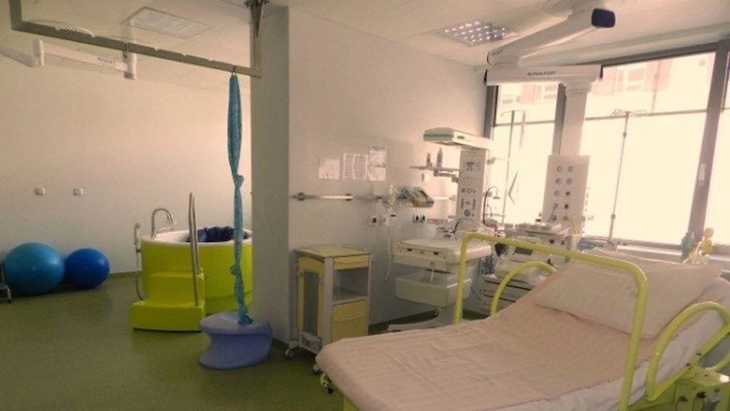 V slovenjgraški porodnišnici porodnica s kirurško masko ves čas poroda