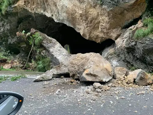 V Hudi luknji na cesto padla velika skala