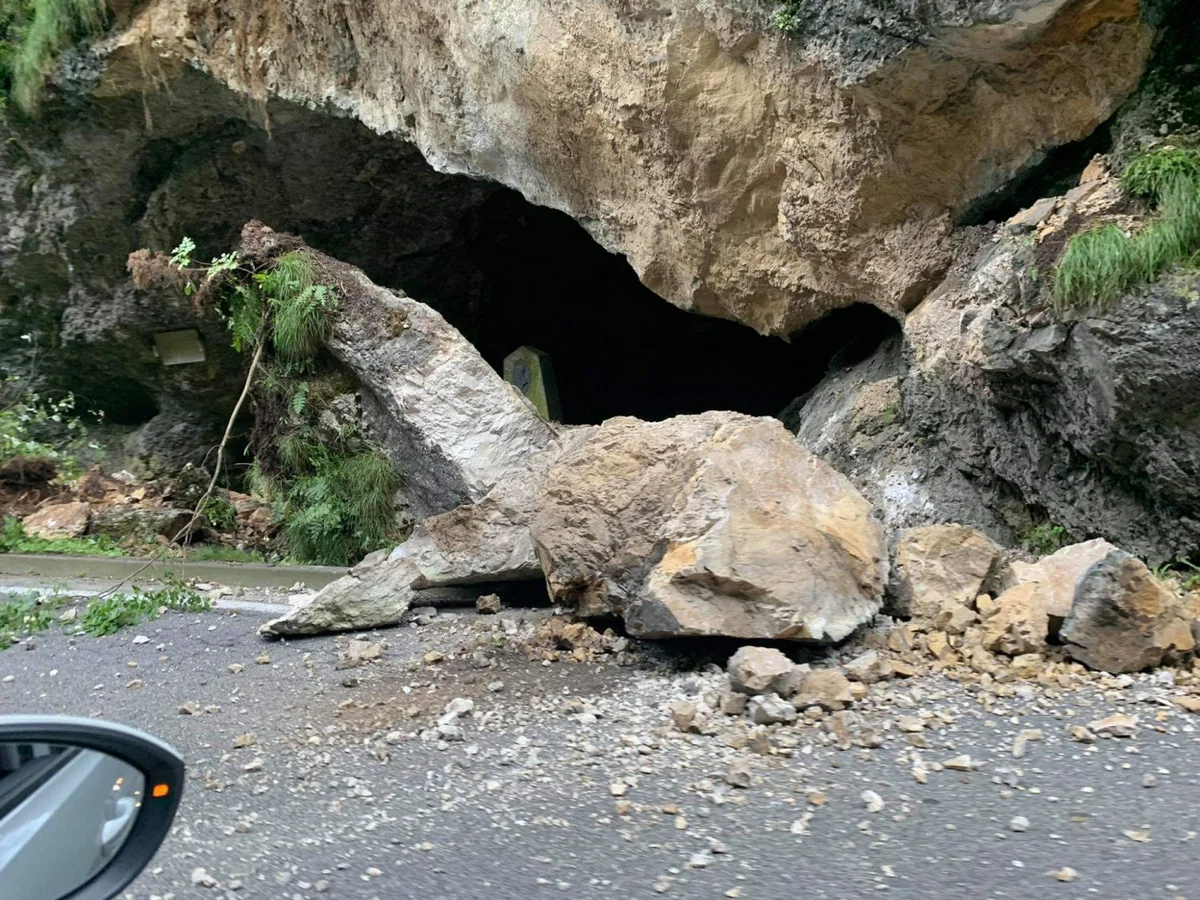 V Hudi luknji na cesto padla velika skala