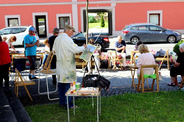 Dneva odprtih vrat dravograjskih likovnikov in klekljaric se je udeležilo skoraj 20 umetnikov