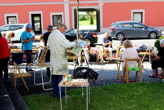 Dneva odprtih vrat dravograjskih likovnikov in klekljaric se je udeležilo skoraj 20 umetnikov