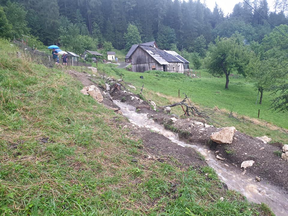 Popoldne več občin zajelo neurje, na Koroškem voda ogrožala in poplavljala stanovanjske objekte