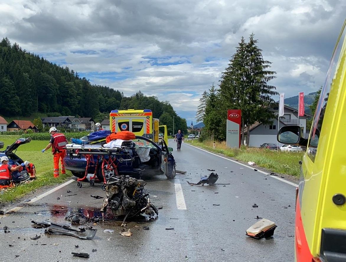 Dravograd: Šest poškodovanih oseb so prepeljali v SB Slovenj Gradec