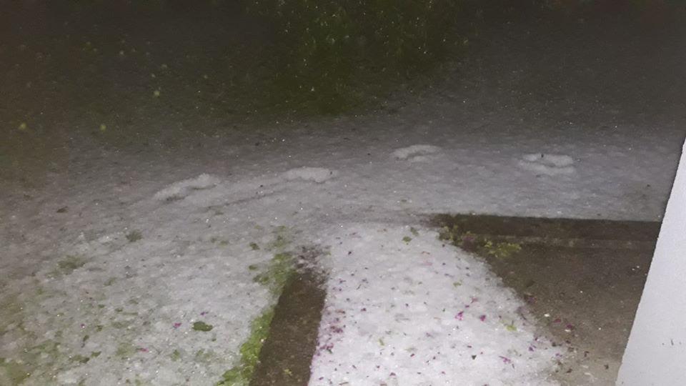 Klestila je ogromna toča, voda je ogrožala in zalivala objekte, sprožil se je zemeljski plaz