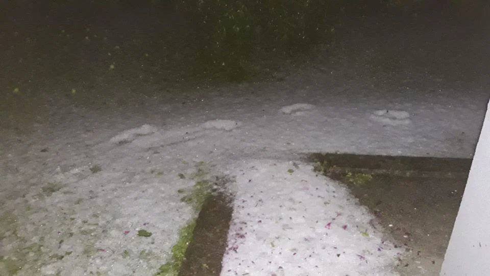 Klestila je ogromna toča, voda je ogrožala in zalivala objekte, sprožil se je zemeljski plaz