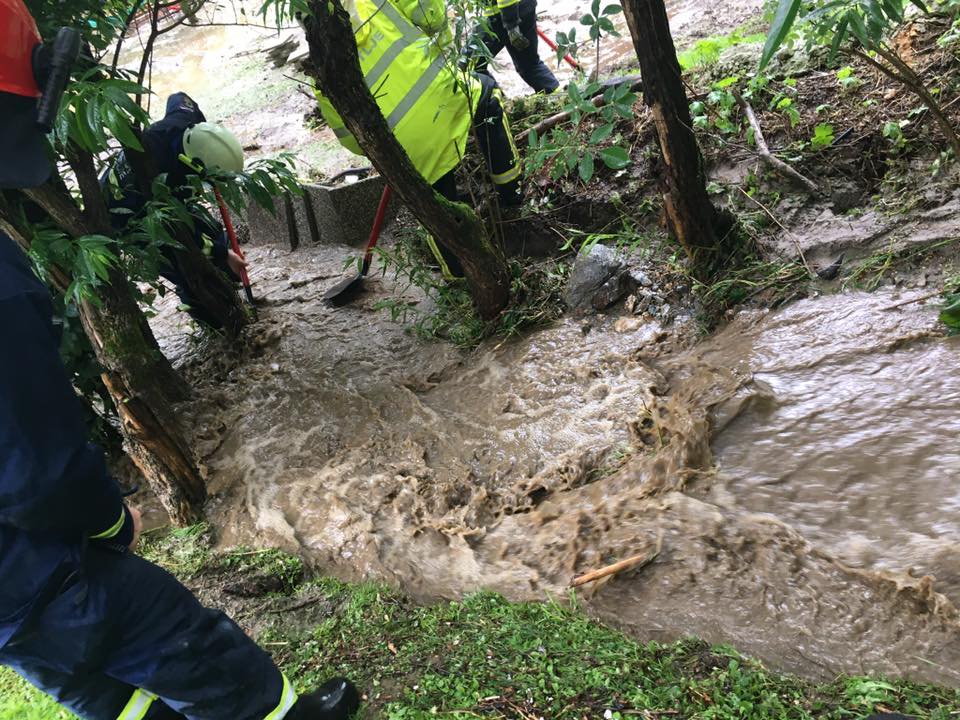 Napovedana so krajevna neurja, ob katerih lahko narastejo hudourniški vodotoki
