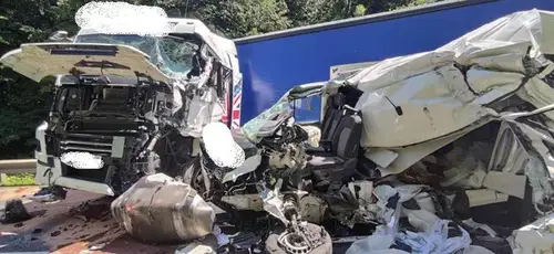 Nesrečo je povzročil 49-letni voznik kombiniranega vozila, ki je utrpel hude telesne poškodbe