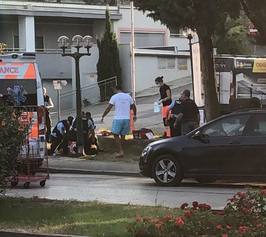 Okrvavljen 22-letni Korošec razbijal in razgrajal v Luciji