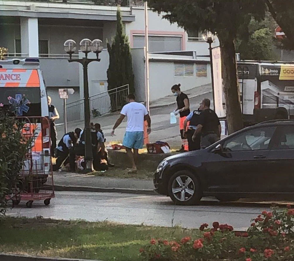 Okrvavljen 22-letni Korošec razbijal in razgrajal v Luciji