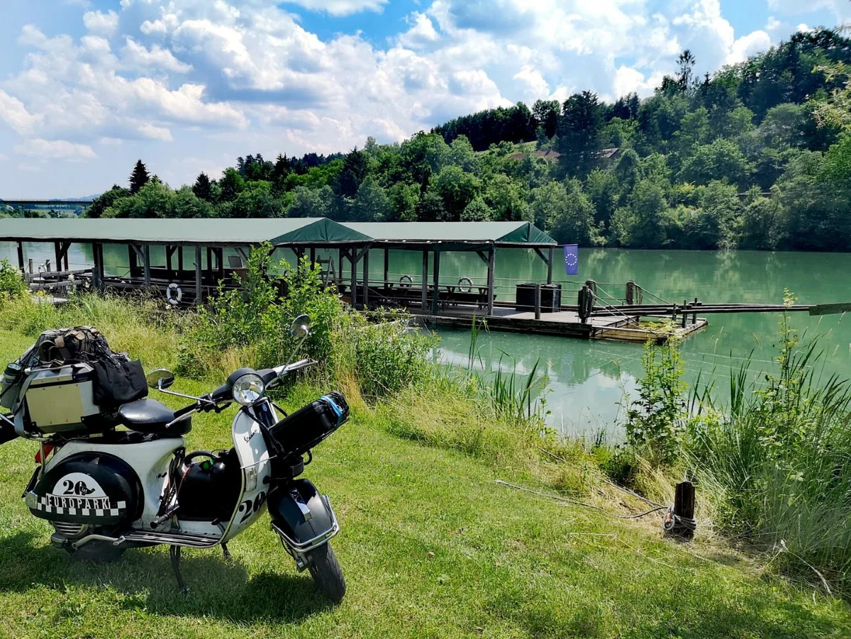 Mariborski fotograf z vespo po Sloveniji, obiskal je tudi Koroško