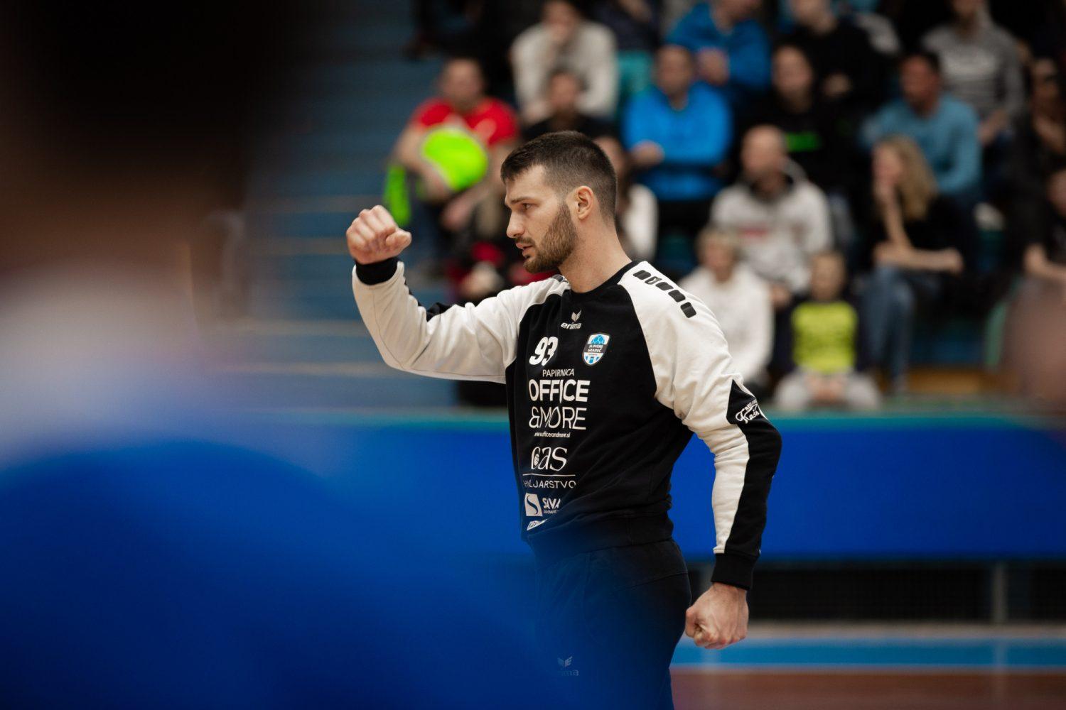 Ljubljenec občinstva ostaja v družini bojevnikov za mesto miru