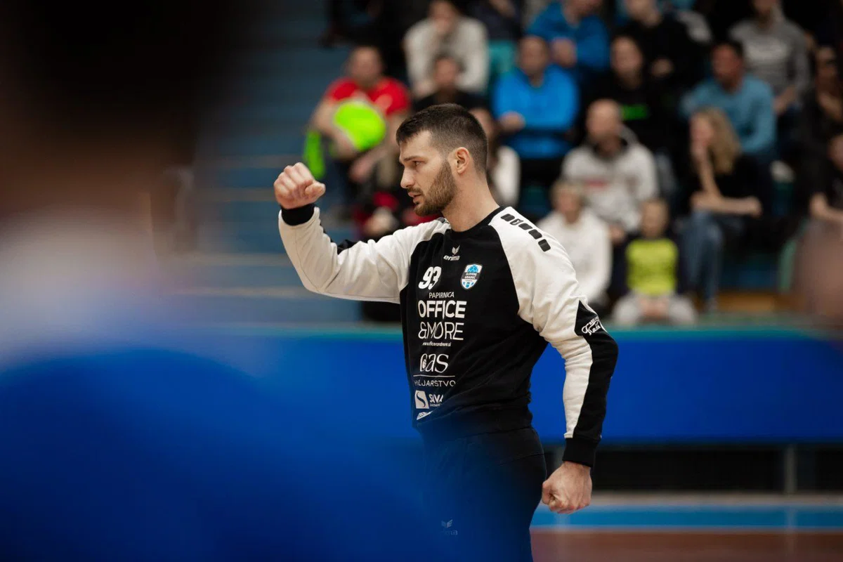 Ljubljenec občinstva ostaja v družini bojevnikov za mesto miru