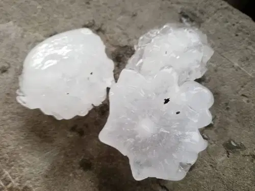 Krajevno so možni močni nalivi, silovit nevihtni piš in debela toča