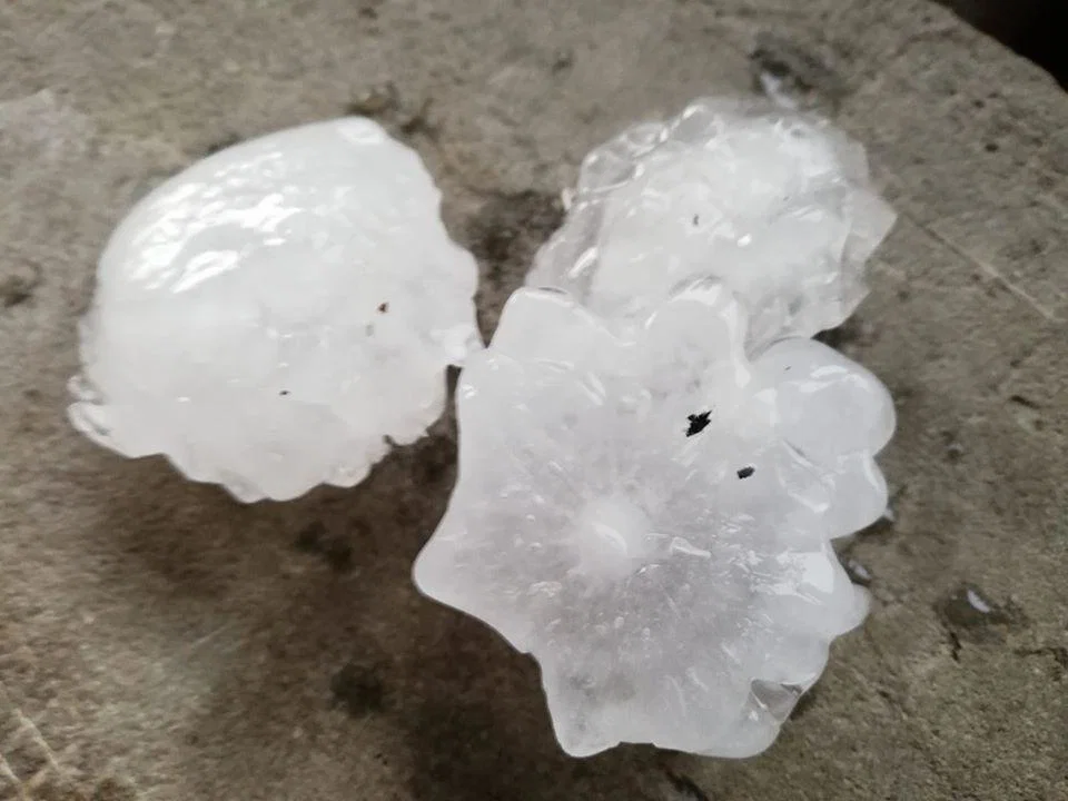 Krajevno so možni močni nalivi, silovit nevihtni piš in debela toča