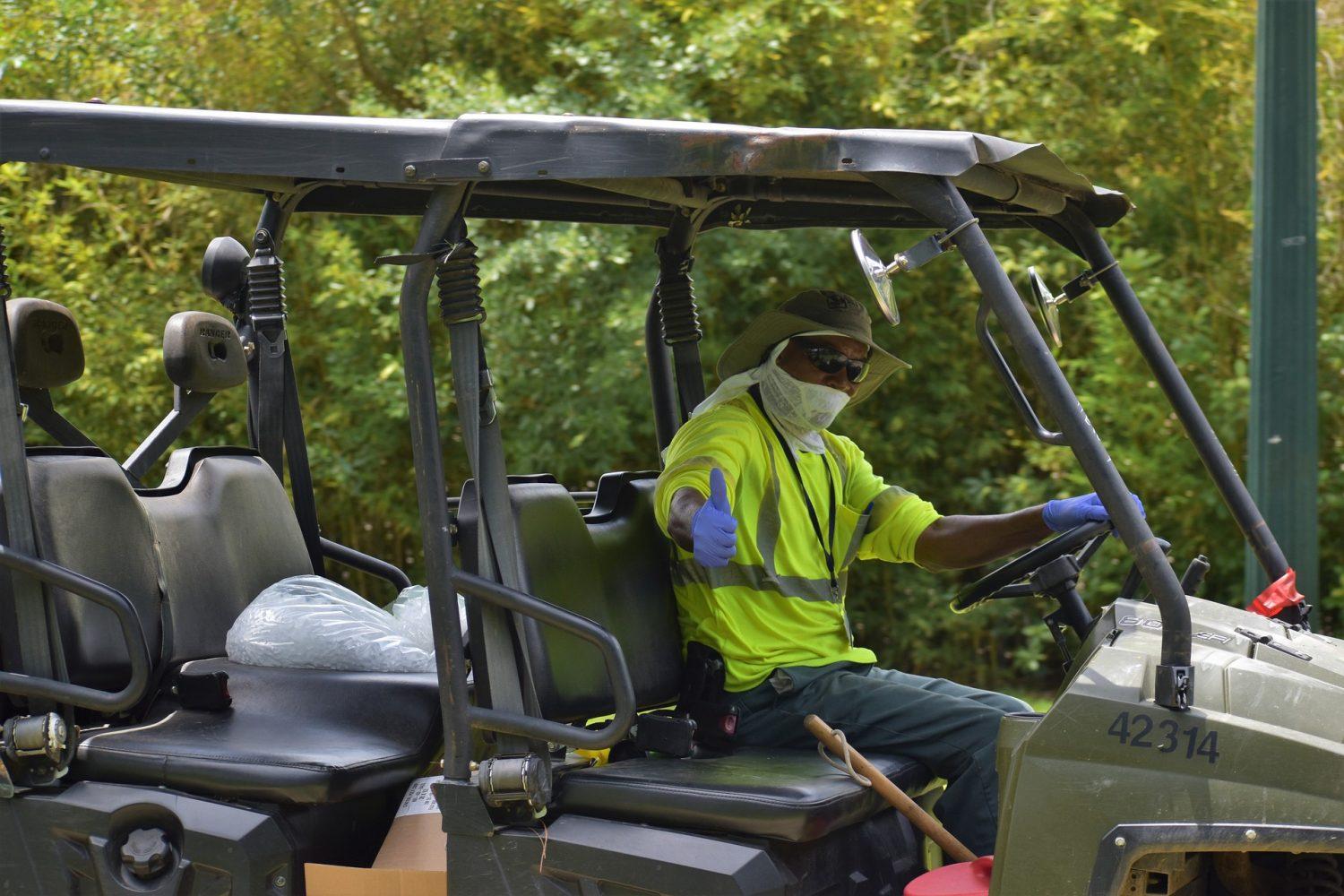 Jabolko navdiha še čistilkam in smetarjem
