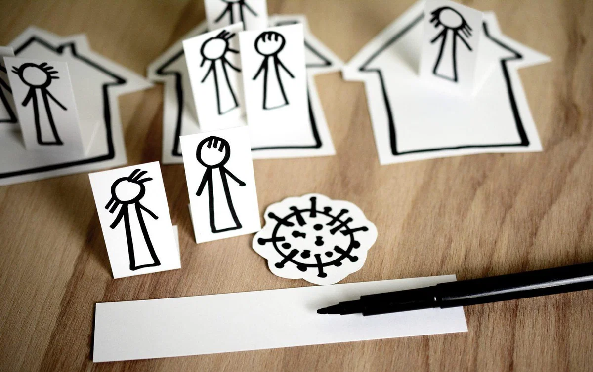 Prve karantenske odločbe izdali že kmalu po polnoči