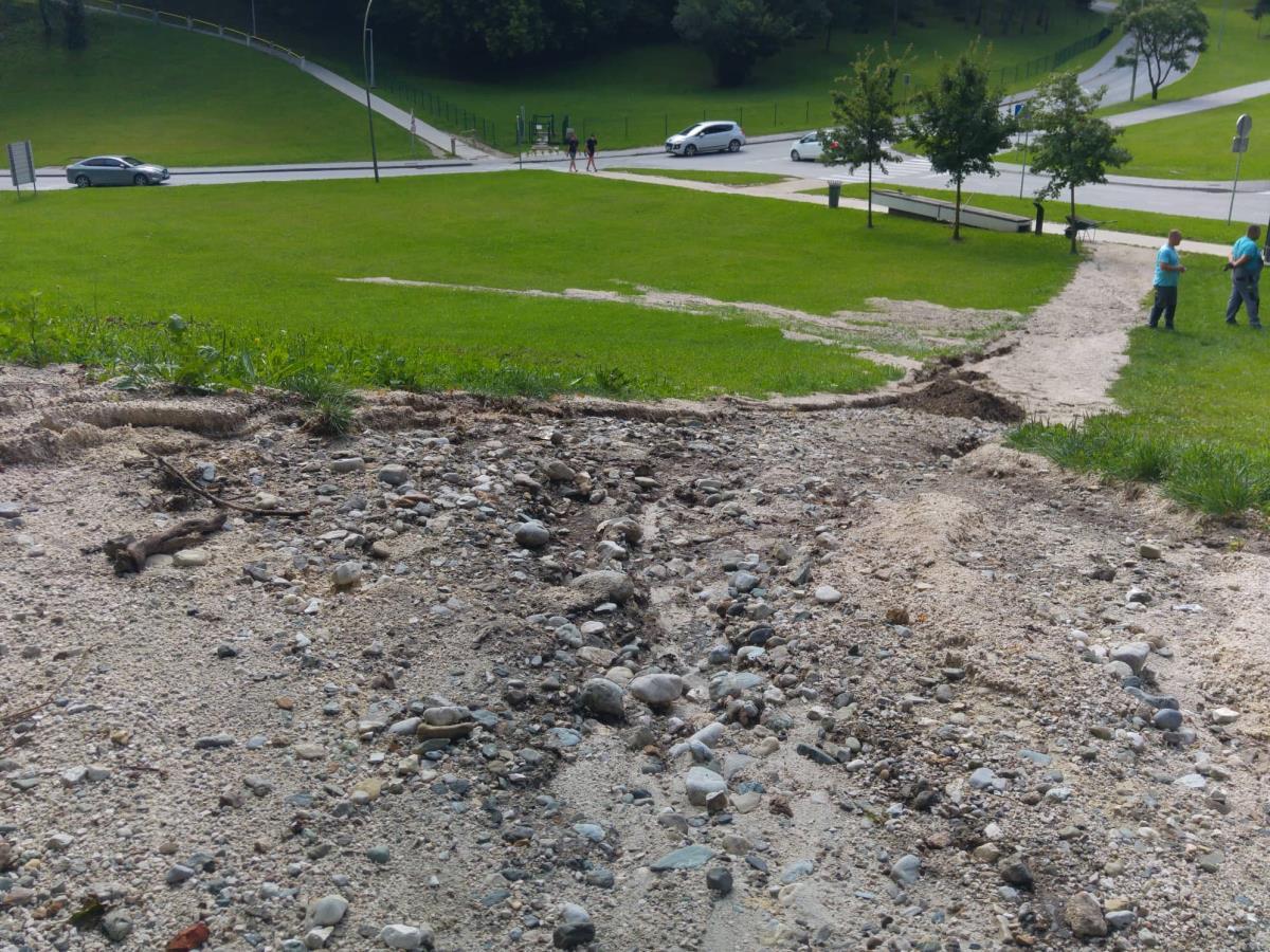 Na Ravnah že od jutra na terenu dežurne službe. v grajskem parku udar strele poškodoval evropski macesen