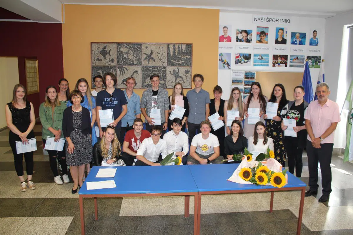 Na ravenski gimnaziji pet zlatih maturantov