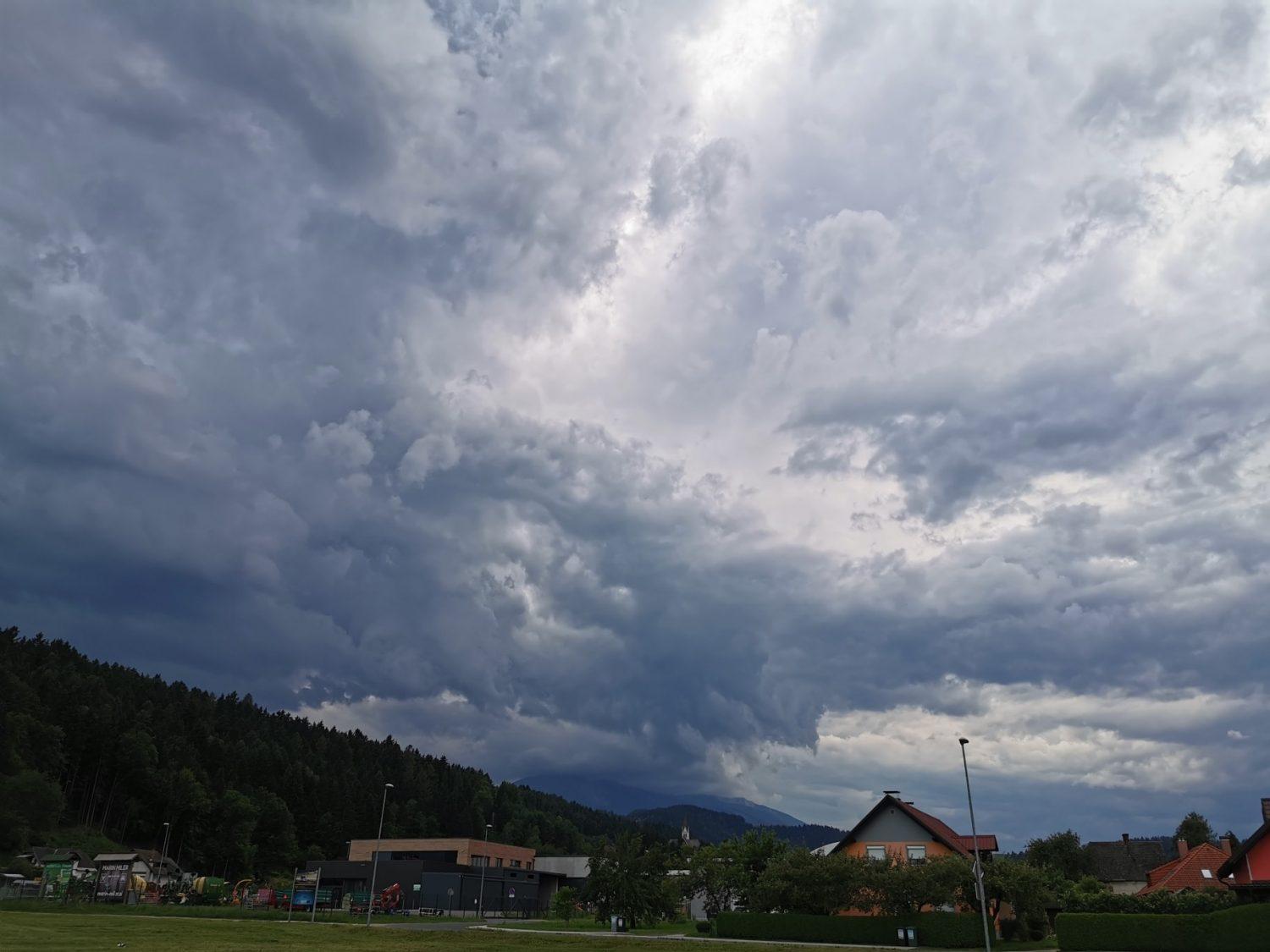 Po sončnih in vročih dneh v soboto močnejše nevihte in krajevna neurja
