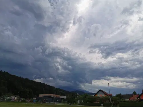 Po sončnih in vročih dneh v soboto močnejše nevihte in krajevna neurja