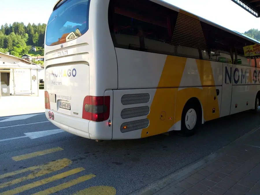 Avtobusi in vlaki lahko vozijo polno zasedeni