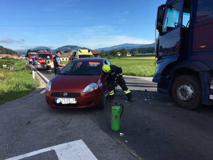 Trčili osebno in tovorno vozilo, ena oseba poškodovana