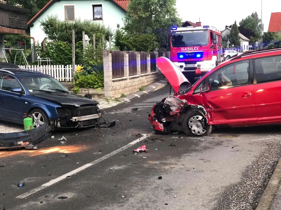 V trčenju dveh vozil dve osebi poškodovani