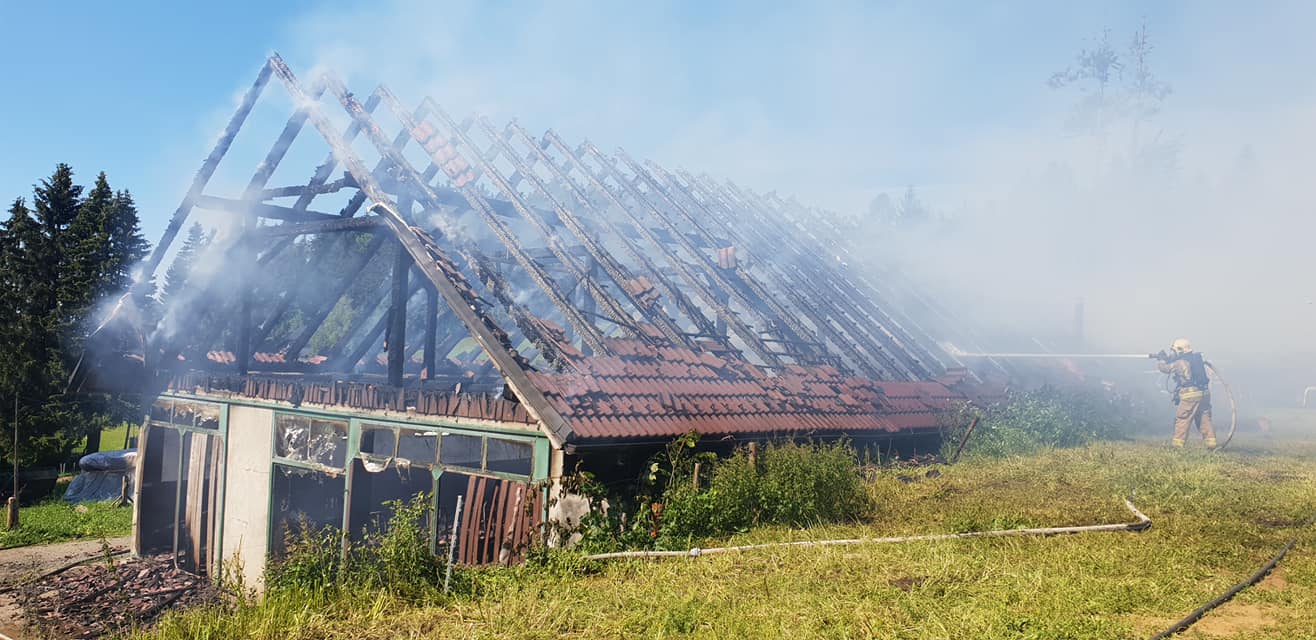 Požar povsem uničil gospodarsko poslopje