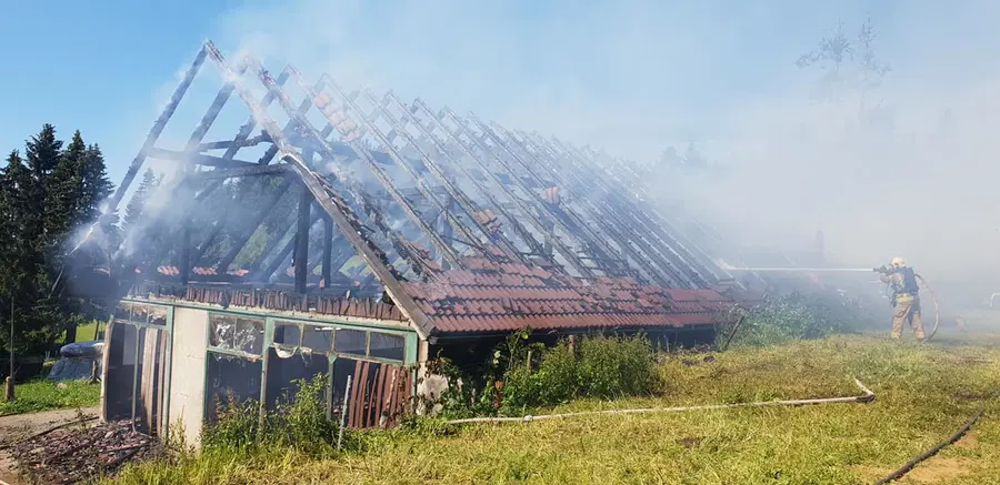 Požar povsem uničil gospodarsko poslopje