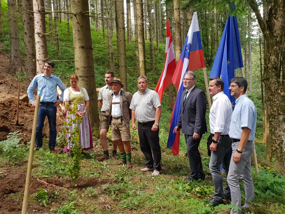 Na meji slovesno položili zadnje metre avstrijskega kraka vodovoda do občine Muta