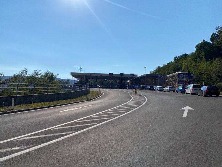 Promet na nekaterih cestah in mejnih prehodih zgoščen