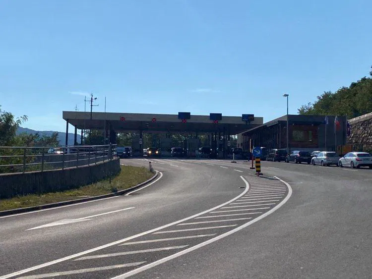 Danes znova pričakovati gnečo na mejnih prehodih