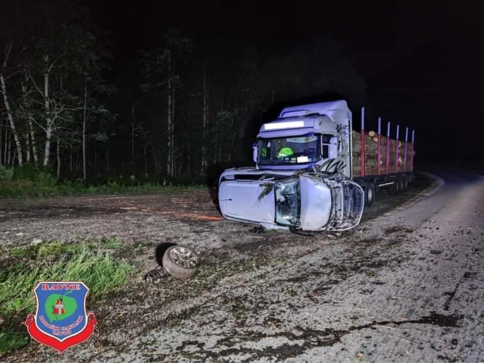 Trčil v parkirano tovorno vozilo in bil prepeljan v SB Slovenj Gradec