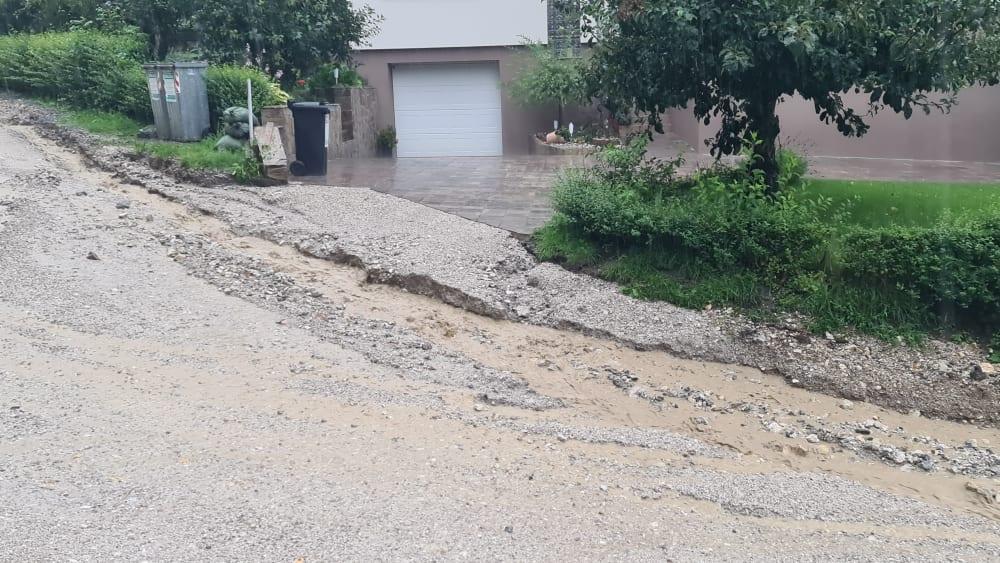 Torkova popoldanska neurja ponekod zalivala prostore in podirala drevesa